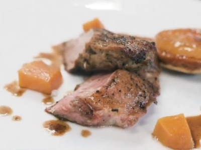 Porc mariné au café et au caramel et tarte tatin d’oignon
